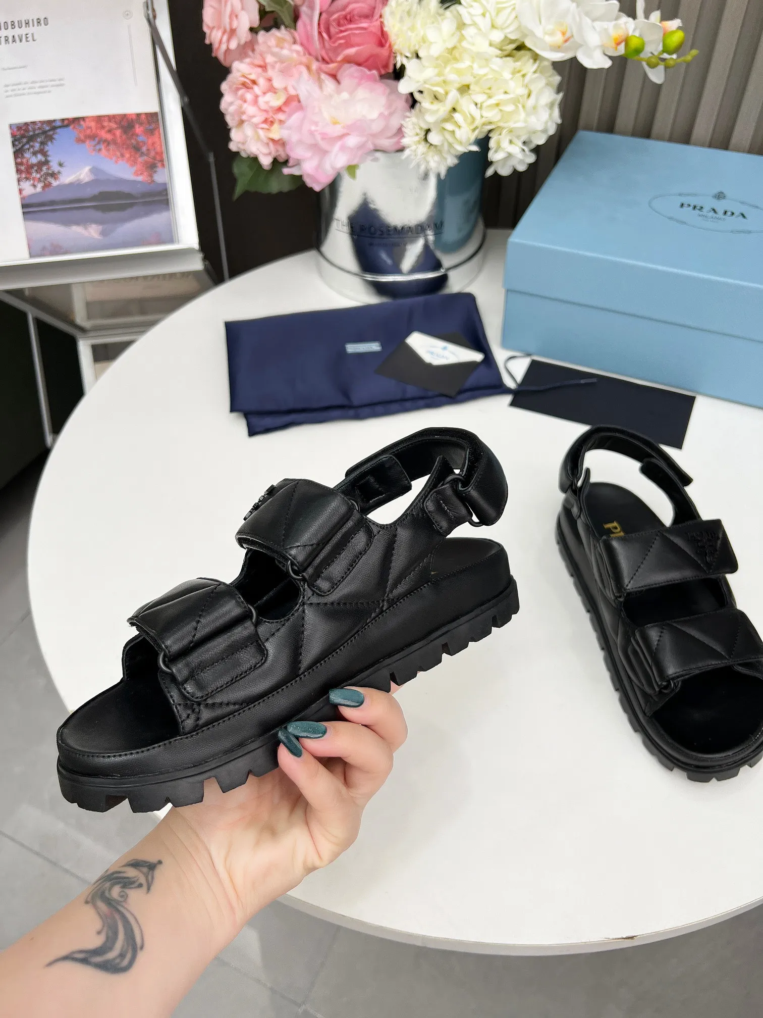 P480👟👟 PRADA Prada spring and summer catwalk new sandal series classic thick-soled sandals made of mixed sheepskin surface lambskin lining original hardware 1:1 development soft and delicate foot feel extremely comfortable versatile style original foam outsole 💝💝💝 easy to control 5 colors available (35-41)